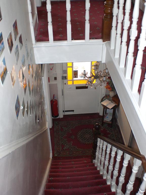 Melville Lodge Gatwick Хорли Экстерьер фото